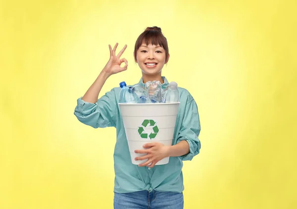 Sourire jeune asiatique femme tri plastique déchets — Photo