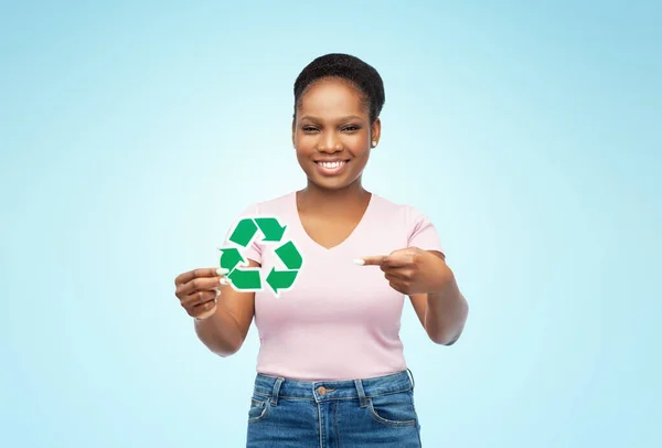 Uśmiechnięta Azjatka trzyma zielony znak recyklingu — Zdjęcie stockowe