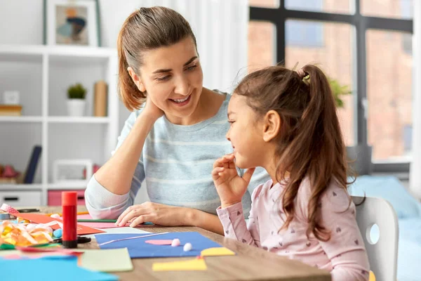 Dotter med mamma gör applikation hemma — Stockfoto