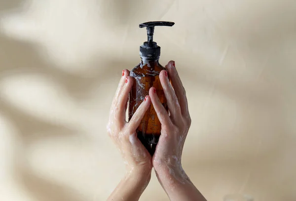 用一瓶淋浴露或肥皂的手 — 图库照片