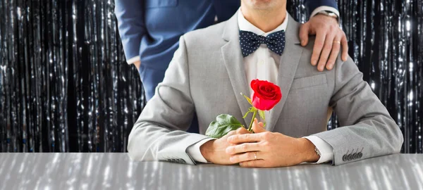 Close up de masculino gay casal com casamento anéis no — Fotografia de Stock