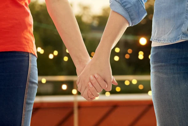Крупним планом жіноча гей-пара тримає руки — стокове фото