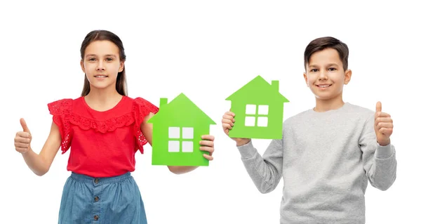 Barn med gröna hus ikoner visar tummen upp — Stockfoto