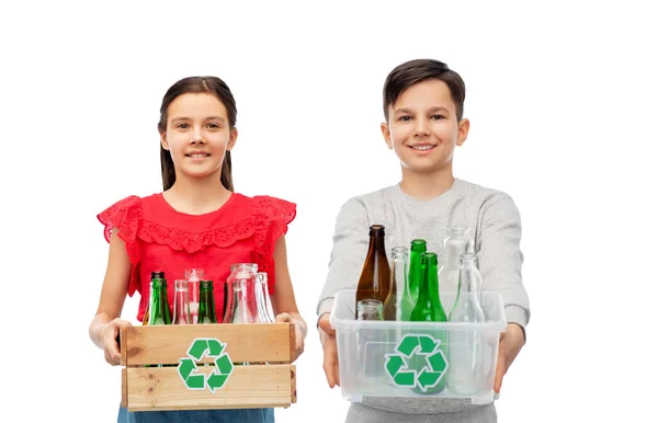 Lächelnde Kinder mit Kisten, die Glasabfälle sortieren — Stockfoto