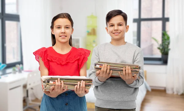 Щасливі діти з журналами сортування паперових відходів — стокове фото