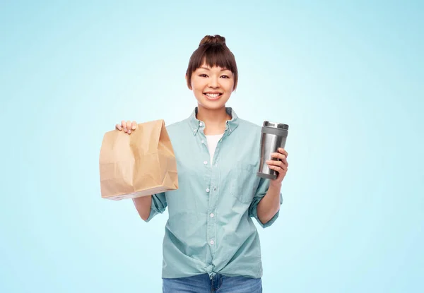 Frau mit Thermobecher oder Tumbler für Heißgetränke — Stockfoto