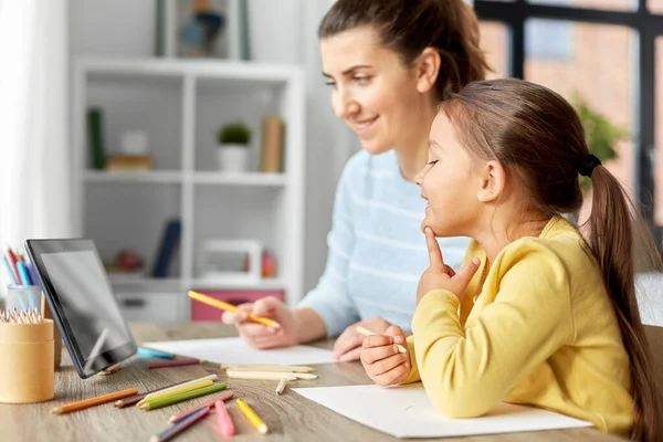 Mother and daughter with tablet pc drawing at home — Stock Photo, Image