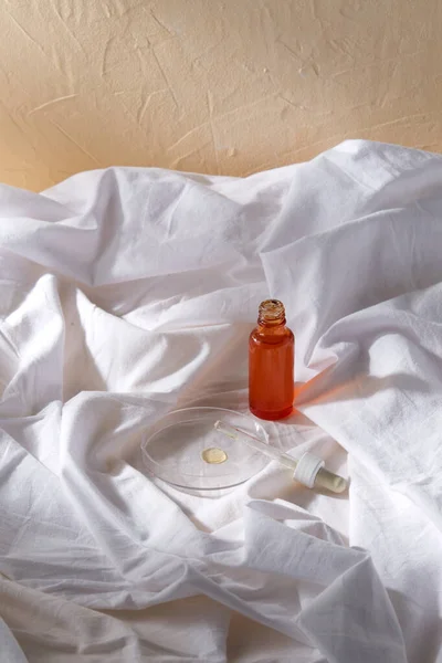 Flasche Serum und Tropfer auf weißem Laken — Stockfoto