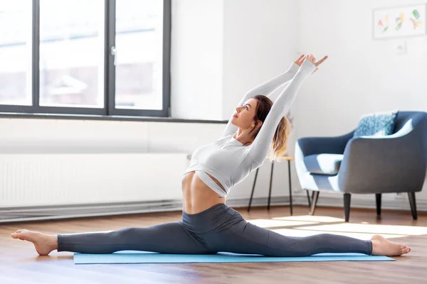 Mujer joven haciendo yoga en el estudio — Foto de Stock