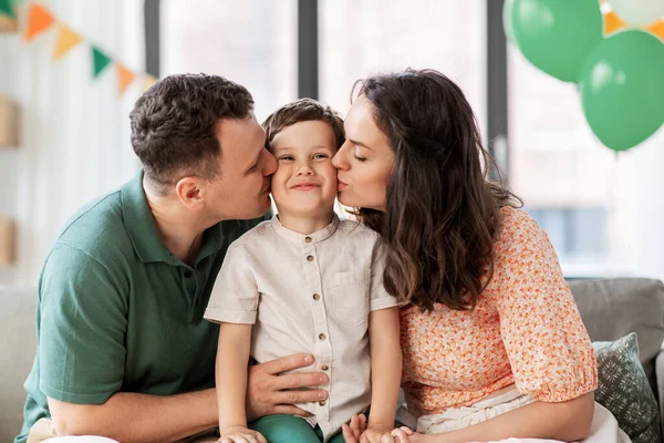 Gelukkige ouders zoenen kleine zoon op verjaardagsfeestje — Stockfoto