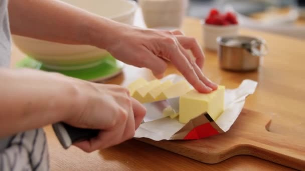 Hände schneiden Butter mit Messer in der heimischen Küche — Stockvideo