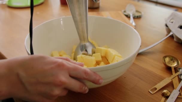 Ruce bití máslo s ponořením mixér — Stock video