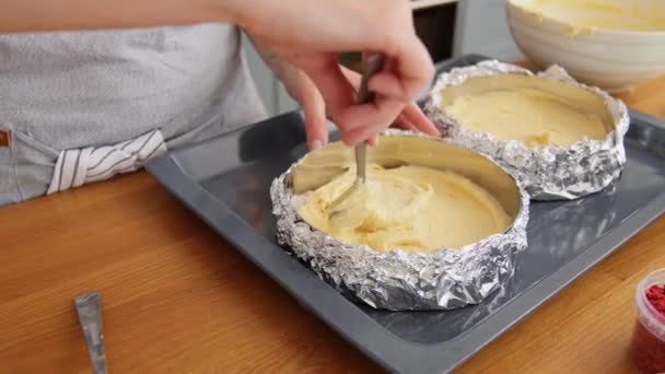 Женщина приготовление пищи и выпечка торт на кухне — стоковое видео