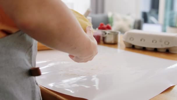 Frau kocht Essen und knetet Teig in Küche — Stockvideo