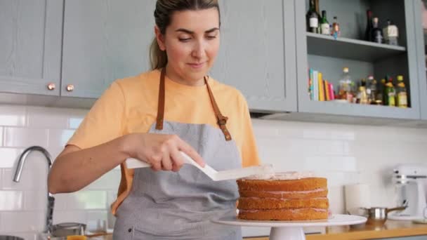 Mulher cozinhar alimentos e assar na cozinha em casa — Vídeo de Stock