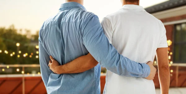 Close up de feliz masculino gay casal abraçando no festa — Fotografia de Stock