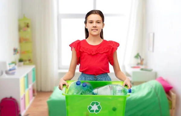 Chica sonriente clasificación de residuos de plástico — Foto de Stock