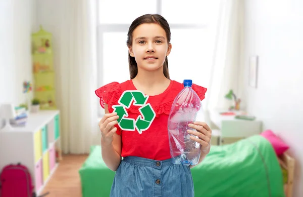 Yeşil geri dönüşüm tabelası ve plastik şişesi olan kız. — Stok fotoğraf