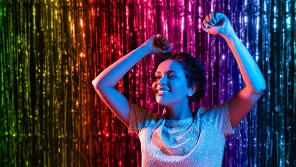 Afro-amerikai nő táncol neon fények — Stock Fotó