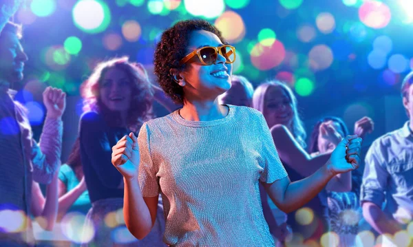 Mujer afroamericana bailando en discoteca — Foto de Stock