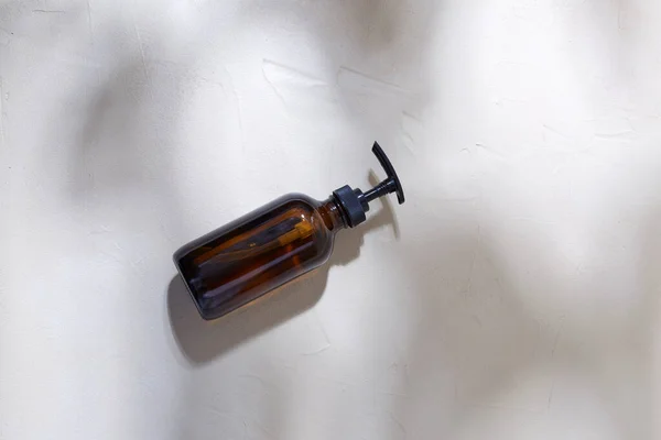 Бутылка геля для душа или жидкое мыло с диспенсером — стоковое фото