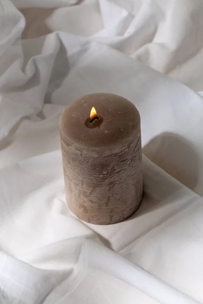 Hořící vonná svíčka na bílém listu — Stock fotografie