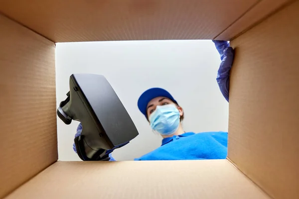 Mujer en la máscara de embalaje vr vasos a la caja de paquete —  Fotos de Stock