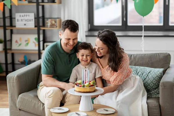 家里有生日蛋糕的快乐家庭 — 图库照片