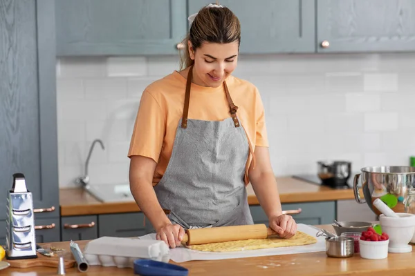 Mulher cozinhar alimentos e assar na cozinha em casa — Fotografia de Stock