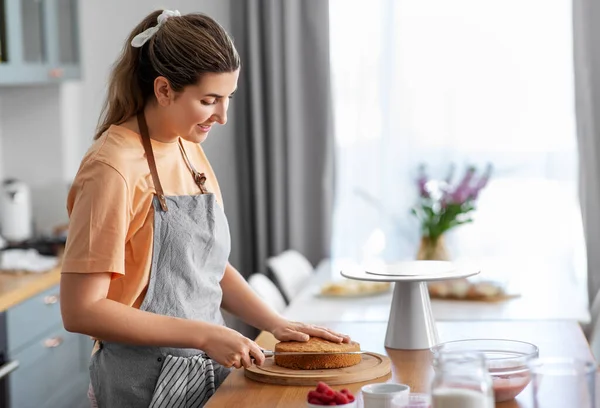 Mujer cocina comida y hornear en la cocina en casa —  Fotos de Stock