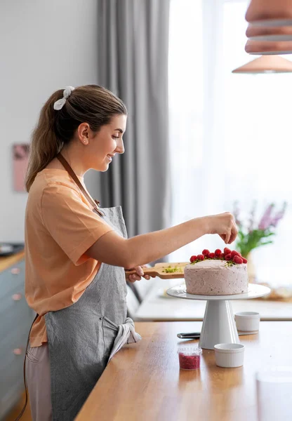 Жінка готує їжу та випічку на кухні вдома — стокове фото