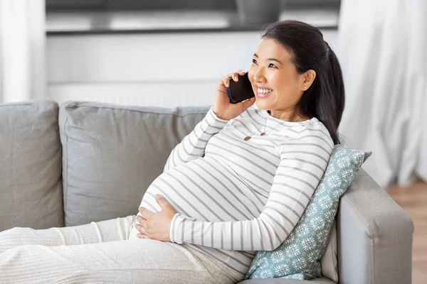 Boldog terhes nő hív okostelefon otthon — Stock Fotó