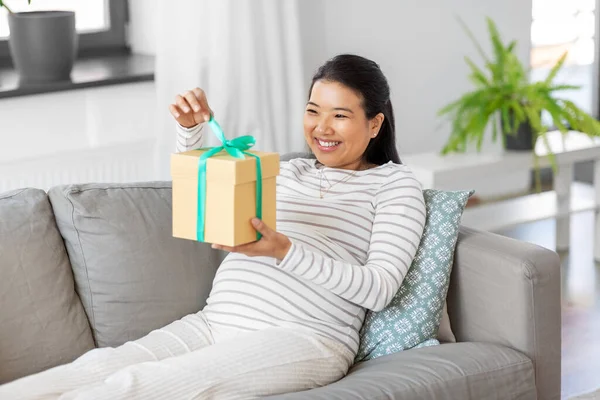 Boldog terhes nő ajándékdobozzal otthon — Stock Fotó