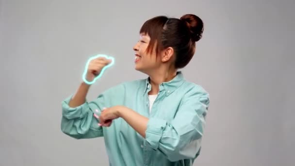 Šťastný asijské žena tanec s zářící linie — Stock video