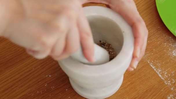 モルタルとペストルの混合物を作る手 — ストック動画