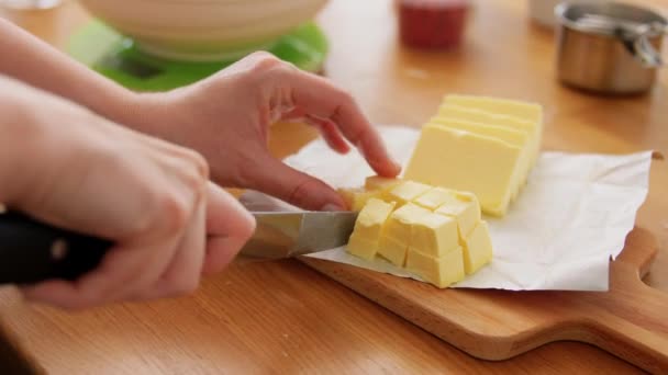 Manos cortando mantequilla y poniendo a escala — Vídeos de Stock