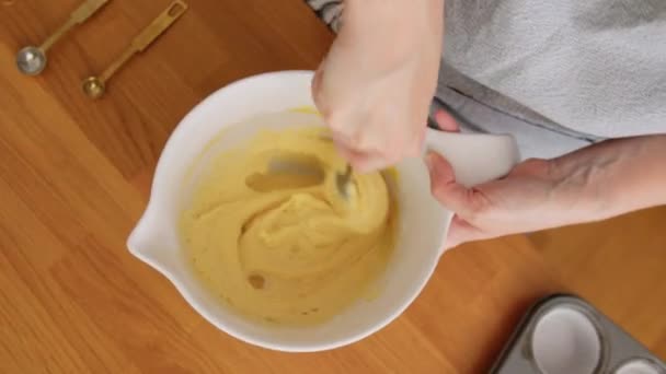 Mulher cozinhar alimentos e assar na cozinha em casa — Vídeo de Stock