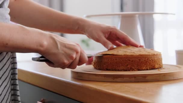 Жінка готує їжу та випічку на кухні вдома — стокове відео