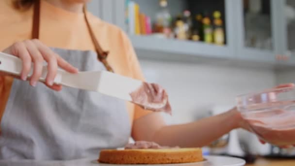 Kvinna matlagning mat och bakning på kök hemma — Stockvideo