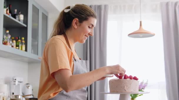 Mujer cocina comida y hornear en la cocina en casa — Vídeo de stock