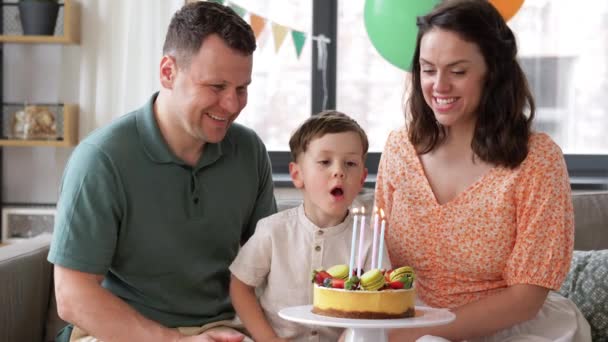 Lycklig familj med födelsedagstårta hemma — Stockvideo