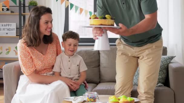 घरी पार्टी येथे वाढदिवस केक आनंदी कुटुंब — स्टॉक व्हिडिओ
