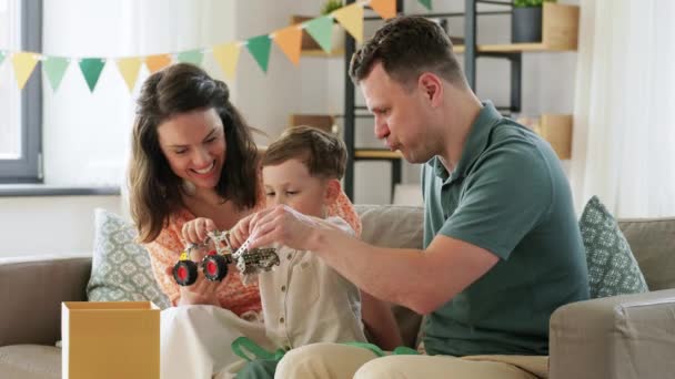 Famiglia felice giocare con regalo di compleanno a casa — Video Stock