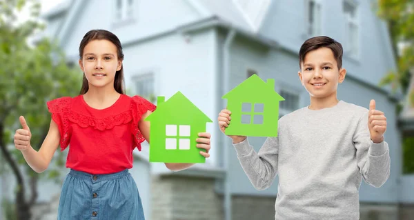 Kinderen met groene huis pictogrammen tonen duimen omhoog — Stockfoto