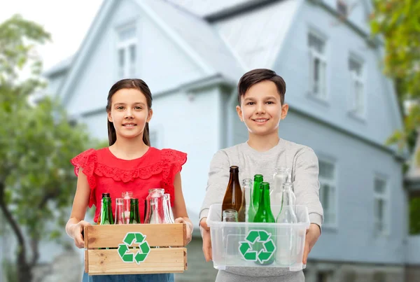 Щасливі діти з дерев'яною коробкою сортування скляних відходів — стокове фото