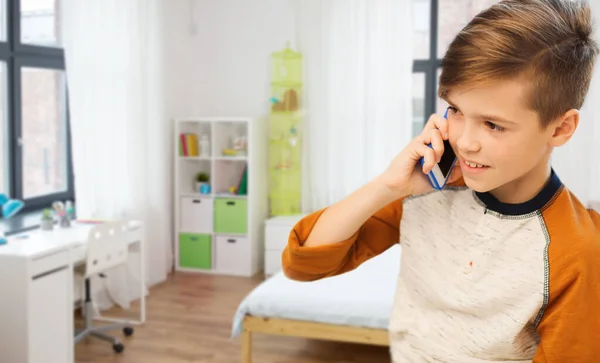 Glücklicher Junge telefoniert zu Hause mit dem Smartphone — Stockfoto