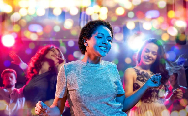 Mujer afroamericana bailando en discoteca — Foto de Stock