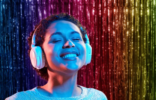 Mujer africana en auriculares escuchando música —  Fotos de Stock