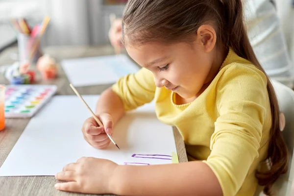 Niña dibujo cuadro con colores y cepillo — Foto de Stock