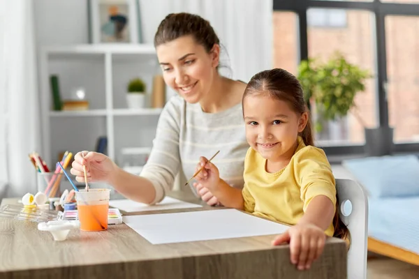 Mère avec petite fille dessin à la maison — Photo